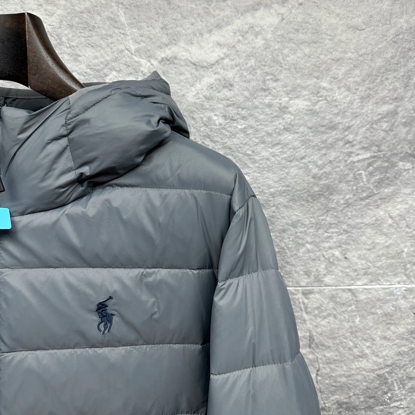 P700 Ralph Lauren 2025 new style hooded down jacket for couples with pony embroidery 🍃 High version top quality 🍃 90 white duck down Vacuum filling Exquisite craftsmanship Coated custom fabric Painted nylon lining Logo letter embossed Double-layer lining No running velvet No velvet Loose fit to cover the flesh and make you look slim Refuse to be bloated and energetic to go out Super practical The upper body effect is natural, casual and comfortable ~ Color: black gray Size: M-3XL